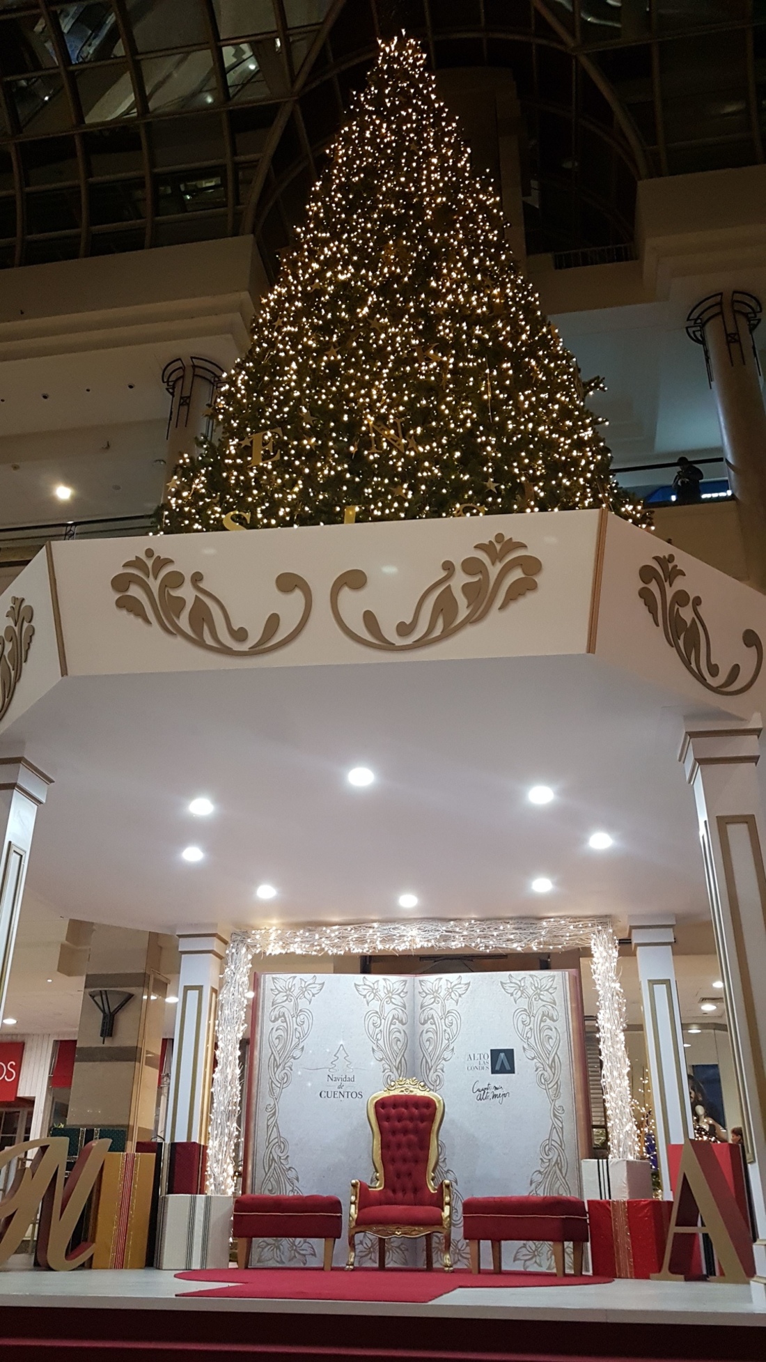 Eventos Navidad Alto las Condes Navidad 2024 Elaboración Escenografía viejito pascuero trono fase final perspectiva gran plano general