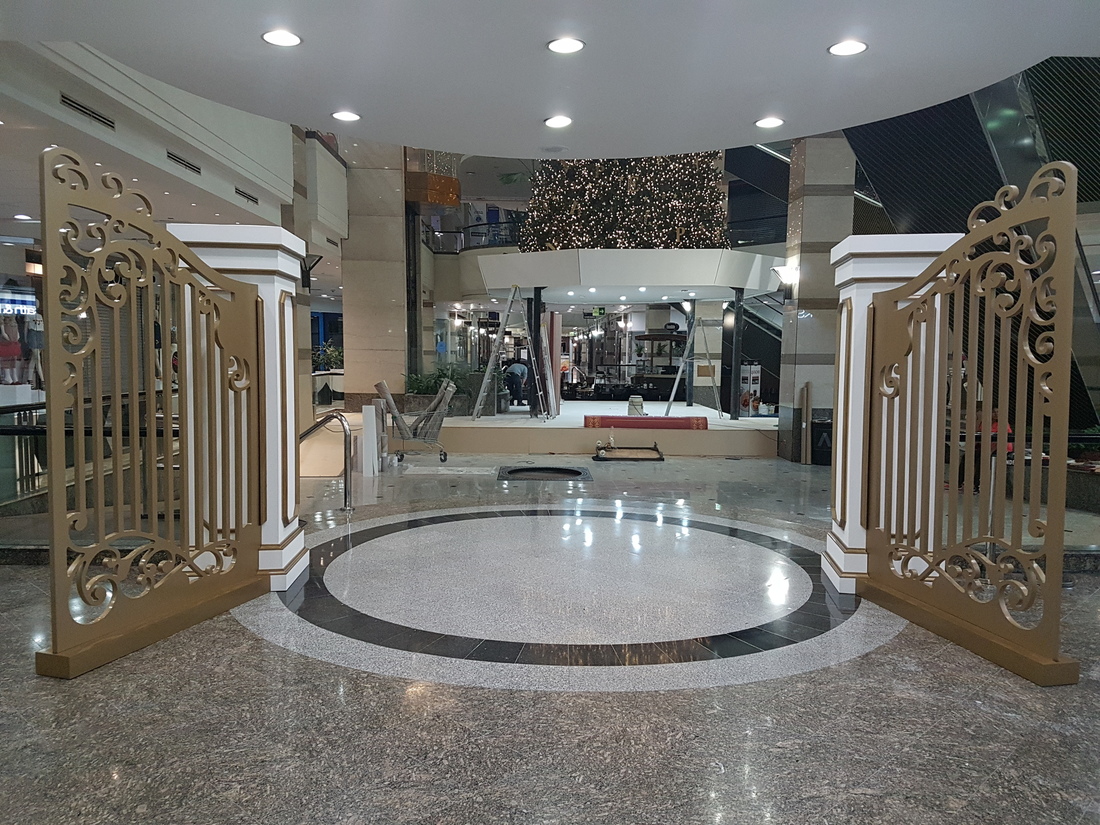 Eventos Navidad Alto las Condes Navidad 2024 Elaboración Palco con detalles de reja dorada frente