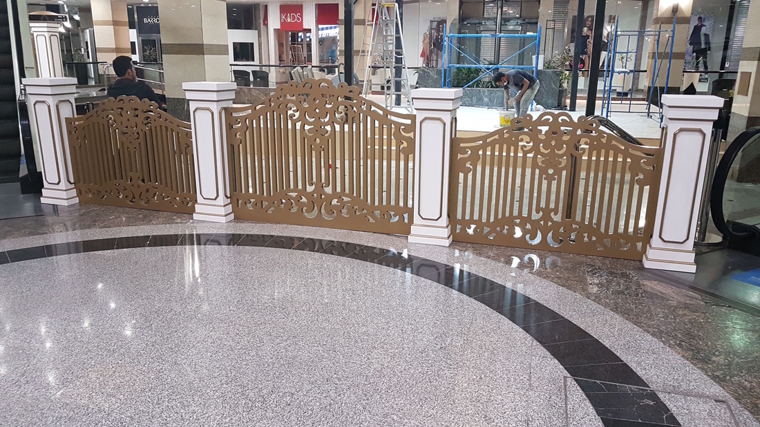 Eventos Navidad Alto las Condes Navidad 2024 Elaboración Palco con detalles de reja dorada parte trasera