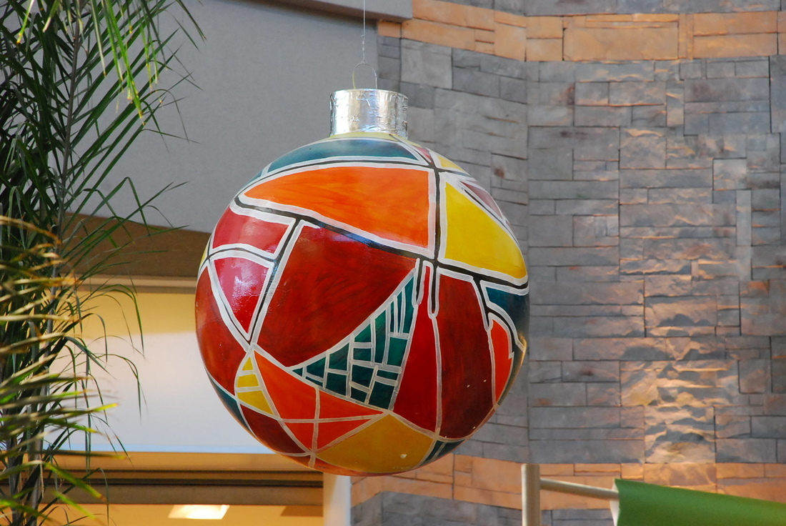 Eventos Navidad parque Arauco Navidad 2024 Decoraciones ficticios gigantes  detalle pelota tipo mosaico