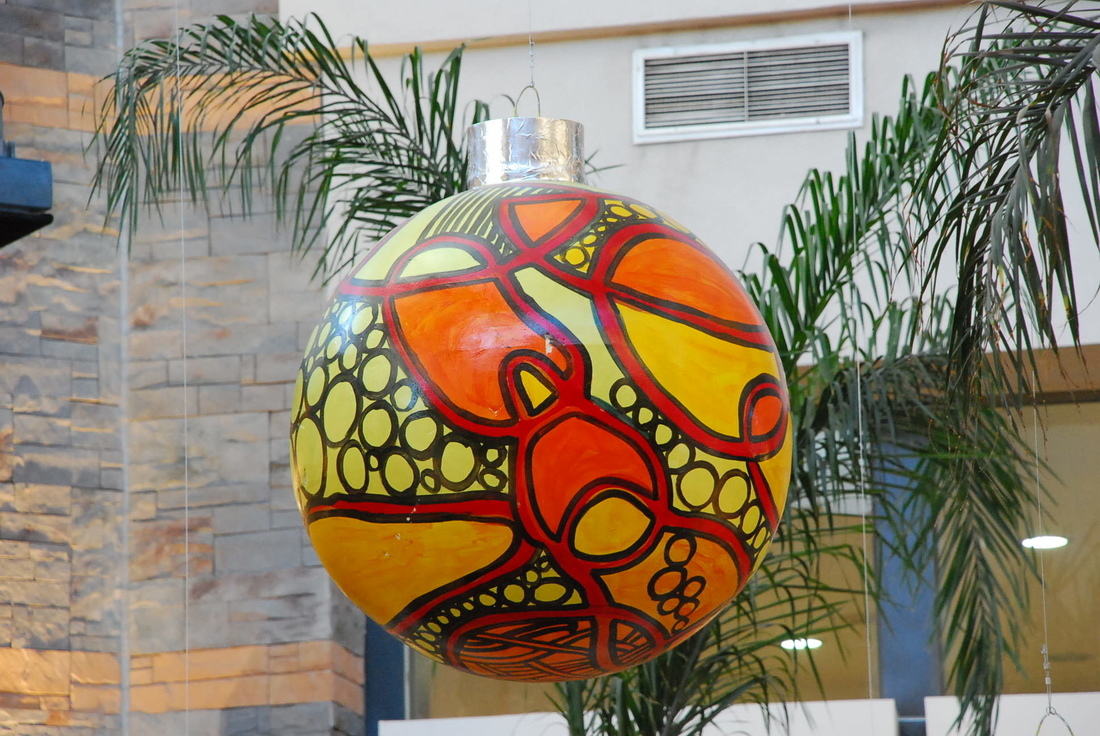Eventos Navidad parque Arauco Navidad 2024 Decoraciones ficticios gigantes  detalle pelota trazos curvos