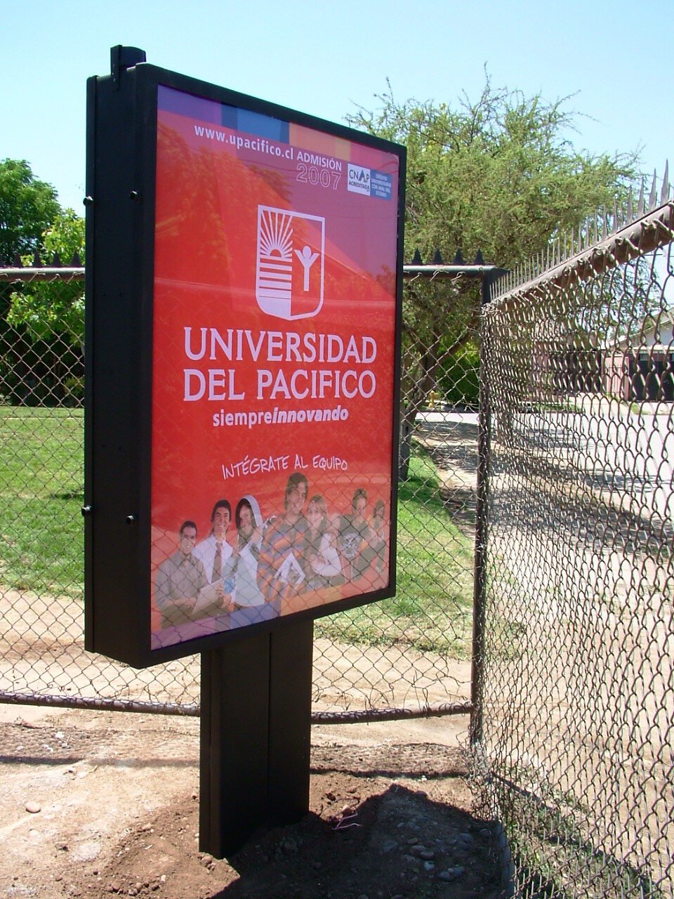 Letreros y via publica U del Pacifico