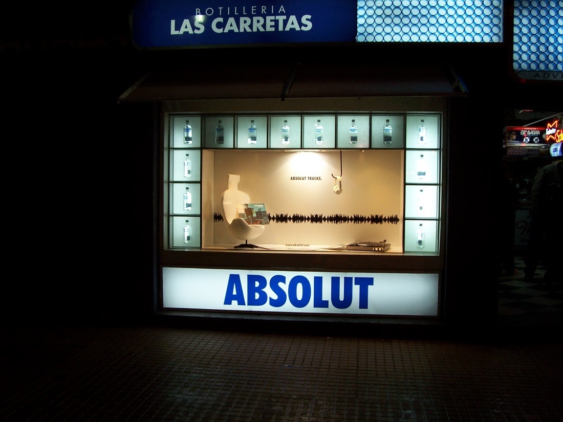 Vitrinas Absolute sillón blanco musica 2