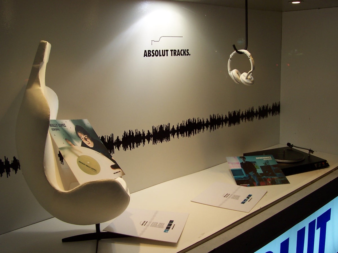 Vitrinas Absolute sillón blanco musica 4